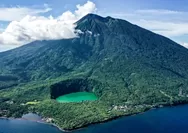 Mengagumi Keindahan Danau Tolire Ternate yang Berpadu Birunya Laut dan Kemegahan Gunung Gamalama