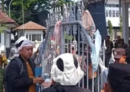 Warga Kuningan Gelar Aksi Celana Dalam di Kepala, Desak Bupati Copot Oknum Pejabat