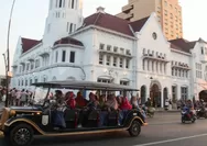 Ayo Rek! Naik Tourwagen di Kota Lama Surabaya, Sensasi Berkeliling dengan Mobil Klasik Sambil Belajar Sejarah