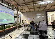 Nonton Piala Dunia 2026 di Loko Cafe Stasiun Surabaya Gubeng Jadi Daya Tarik Baru KAI Daop 8 Saat Libur Sekolah, Penumpang Jadi Meningkat