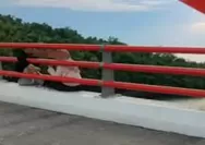 Viral Muda-Mudi Nongkrong di Sisi Luar Jembatan Youtefa, Warganet Ramai Berkomentar