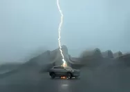 Viral Insiden Mobil BYD Tersambar Petir Sebanyak 3 Kali di Rest Area