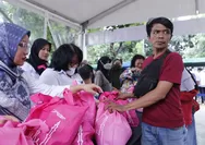 Seribu Paket Pangan untuk Masyarakat Sekitar Dibagikan Serambi Pupuk Indonesia