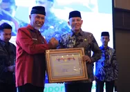 Bupati Pasaman Sabar AS Terima Penghargaan Pembangunan Daerah dari Gubernur Sumatera Barat