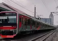 KRL Bogor Tertahan Gegara Tawuran Dekat Rel, Penumpang Sempat Terjebak di Cawang