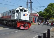 Tips Aman Melintasi Rel Kereta dengan Mobil Listrik agar Terhindar dari Kecelakaan
