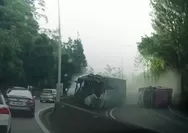 Detik-detik Kecelakaan Dua Bus Wisata di Malaysia saling Terguling, Sejumlah Penumpang Cedera
