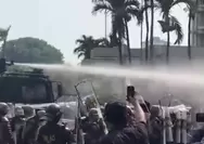 Ricuh Saat Eksekusi Eks Hotel Sultan, Massa Lempari Petugas hingga Water Cannon Dikerahkan