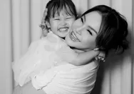 Sambut Anggota Keluarga Baru, Rossa Resmi Kenalkan Anak Adopsi Cantiknya Raina ke Publik