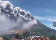 Awas Erupsi! Status Sinabung Naik Siaga, Pemkab Karo Bergegas Kosongkan Dua Desa Zona Merah