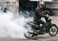 Knalpot Motor Sering Ngebul? Simak Penyebab dan Dampak Buruknya 