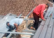Tak Lagi Khawatir Asbes dan Plafon Lapuk, Jurnalis Promedia Group Asal Lembang Bersyukur Atap Rumahnya Diganti Alduro