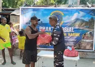 Lanal Nabire Bersama IDI Gelar Pengobatan Gratis dan Salurkan 70 Paket Sembako di Kampung Mambor