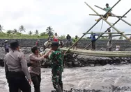 Usai Banjir Lahar Dingin Gunung Semeru Hancurkan Jembatan, Pemkab Lumajang Bersama TNI Polri Bangun Jembatan Darurat