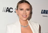 Scarlett Johansson Meme­rankan 'Ibu Menakutkan' Katie Britt dalam Kejutan SNL Cameo Terbuka Dingin