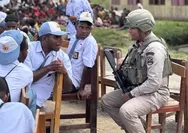Satgas Ops Damai Cartenz Salurkan Bantuan Seragam Sekolah dan Berikan Edukasi Siswa Bahaya Narkoba 