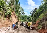 Babinsa Koramil Ketahun Kawal Percepatan Pembangunan Jembatan Gantung Perintis Desa Kualalangi
