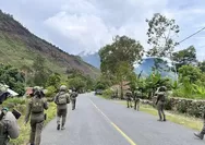 Perkuat Keamanan dan Jalin Kedekatan Warga Puncak Jaya, Personel Ops Damai Cartenz Patroli Jalan Kaki