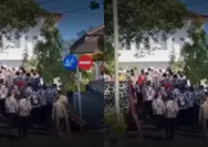 Ratusan Perangkat Desa Geruduk Kantor Kecamatan, Camat Selogiri Didesak Lengser