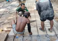 Babinsa Dampingi dan Kawal Percepat Pembangunan Jembatan. Gantung Garuda di Pagaruyung, Bengkulu Utara