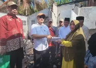 Sekda Herwan Antoni Serahkan Bantuan Korban Kebakaran di Kota Bengkulu
