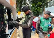 Hadapi Cuaca Panas, PMI Sediakan Air Minum Gratis bagi Pekerja Luar Ruang
