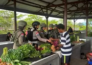 Sabangi Pedagang Pasar Keyabi Nduga, Papua,   Polwan Damai Cartenz Rajut Rasa Aman dan Nyaman