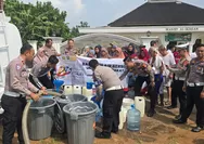 Ditlantas Polda Lampung Salurkan 16.000 Liter Air Bersih  di Pesawaran Sambut Hari Bhayangkara ke-80