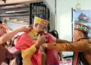 Tanpa Menawar Gubernur Papua Barat Borong Kain Tenun Toraja di Plaza Unipa
