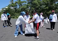 Aksi Bersih Pantai Lindungi Ekosistem Laut di Bitung