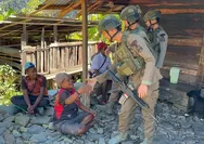 Patroli Humanis Satgas  Ops Damai Cartenz di Puncak Jaya Pererat Kedekatan dengan Masyarakat