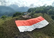 "Simbol Persatuan dari Tanah Cenderawasih: Bendera Merah Putih Raksasa Jadi Pusat Perayaan HUT RI ke-81"