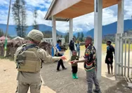 Patroli di Ilaga, Satgas Kepolisian Operasi Damai Cartenz Bangun Kedekatan dengan Masyarakat