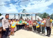Polri Salurkan Bantuan Sosial untuk Warga TerdampakGempa di Desa Kerirea