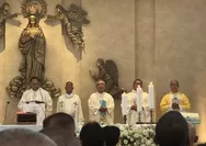 Pastor Vinsensius Adi Prasojo Pr Pimpin Misa HUT Ke-16 Gereja Katolik Santa Maria Regina Bintaro Jaya
