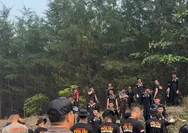 Personel Ditsamapta Polda Bengkulu Bersihkan Pantai Pasir Putih