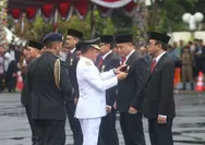 Wali Kota Surabaya Eri Cahyadi Terima Satyalancana Karya Bhakti Praja Nugraha di Hari Otoda 2024