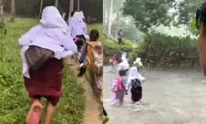 Momen Viral Siswa SD di Pelosok Sulteng Lari-larian Lewat Kebun untuk Seberangi Sungai saat Pulang Sekolah, Khawatir Air Meluap saat Turun Hujan