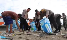 TNI-POLRI Bersama Instansi Terkait Gelar Aksi Bersih Pantai di Bulukumba