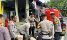 Di Tengah Kemarau, Patroli Napoleon Presisi Polsek Siantan Hadir Salurkan Air Bersih untuk Warga