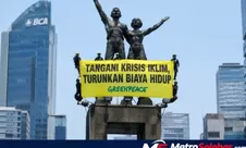 Greenpeace Panjat Monumen Bundaran HI, Tuntut Krisis Iklim dan Biaya Hidup Jadi Prioritas