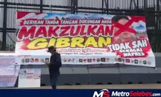 Dua Tahun Prabowo-Gibran, Baliho Desakan Pemakzulan Gibran Terbentang di DPR