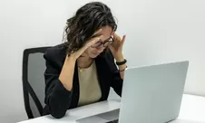 5 Tanda Stres Mulai Mengganggu Kemampuan Mengambil Keputusan, Salah Satunya Overthinking