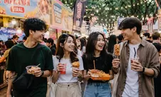 Jajan Jadi Self-Reward: Kenapa Gen Z Rela Mengeluarkan Uang Ekstra untuk Kulineran?