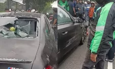 Kronologi mobil BMW di Jakbar remuk digetok warga usai diduga tabrak lari pengemudi ojol dan seorang wanita