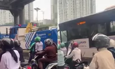 Kronologi bus TransJakarta tabrak separator di Halte Cikoko Jaktim, sopir diduga kurang konsentrasi