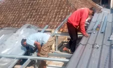 Renovasi hunian jurnalis Promedia Group makin nyaman, ganti asbes dan pasang plafon dalam program ‘Ganti Atap Rumah Wartawan’