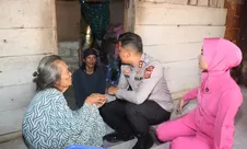 Kapolres Subang jenguk dua personel sakit dan sambangi lansia, salurkan bantuan