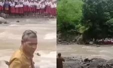 Viral aksi para siswa SD di NTT sambut kepala dinas dari seberang sungai: Ayo maju, jangan ragu!