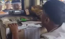 Viral petugas palang pintu di Pekalongan diduga tidur saat kereta lewat, warga geram hingga pecahkan kaca pos penjagaan